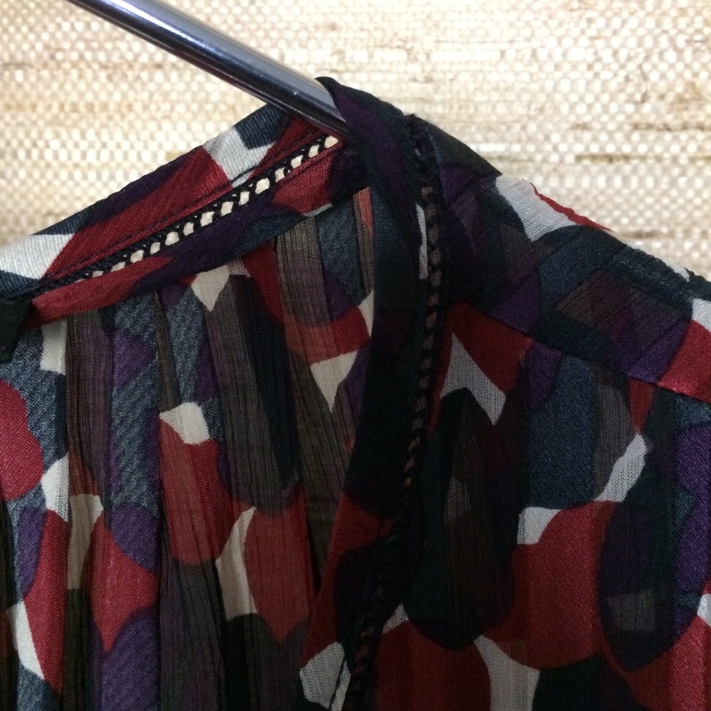 BCBGMAXAZRIA Soft Shapes S/S Blouse - Picture 8 of 8